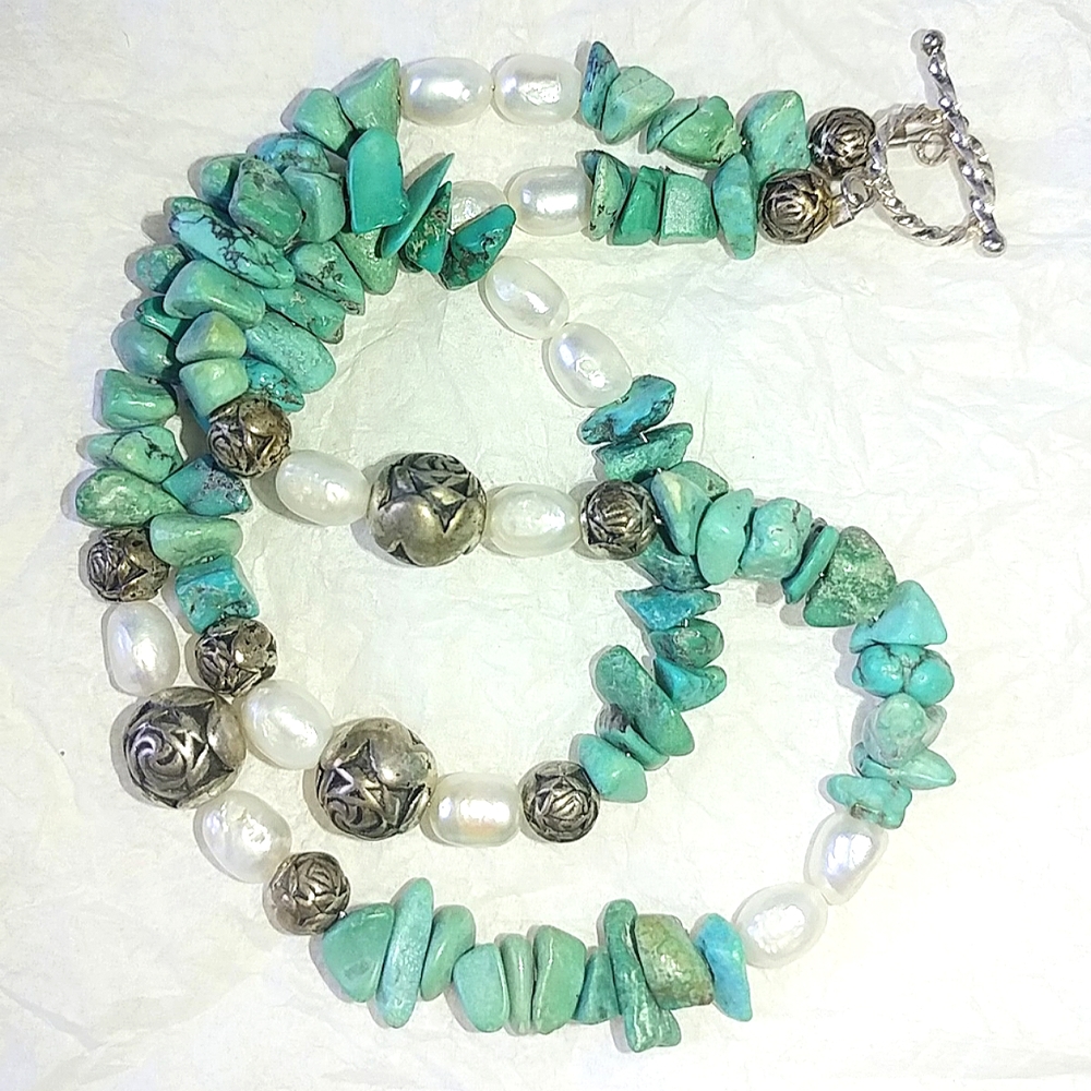 TURQUOISE CHIP & FRESHWATER PEARL NECKLACE - 17" LONG